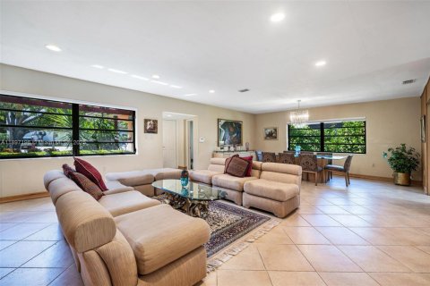 House in Miami Beach, Florida 3 bedrooms, 262.73 sq.m. № 2014733 - photo 17