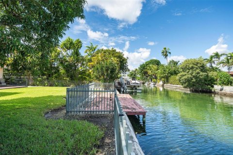 House in Miami Beach, Florida 3 bedrooms, 262.73 sq.m. № 2014733 - photo 30