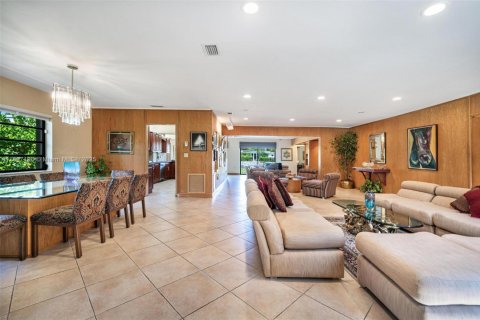 House in Miami Beach, Florida 3 bedrooms, 262.73 sq.m. № 2014733 - photo 16