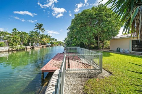 House in Miami Beach, Florida 3 bedrooms, 262.73 sq.m. № 2014733 - photo 28