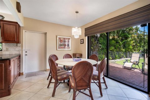 House in Miami Beach, Florida 3 bedrooms, 262.73 sq.m. № 2014733 - photo 21