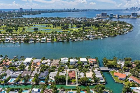 House in Miami Beach, Florida 3 bedrooms, 262.73 sq.m. № 2014733 - photo 3