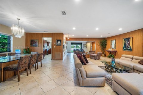 House in Miami Beach, Florida 3 bedrooms, 262.73 sq.m. № 2014733 - photo 13