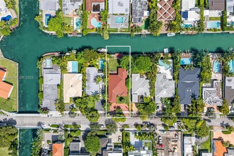 House in Miami Beach, Florida 3 bedrooms, 262.73 sq.m. № 2014733 - photo 4