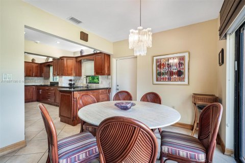 House in Miami Beach, Florida 3 bedrooms, 262.73 sq.m. № 2014733 - photo 22