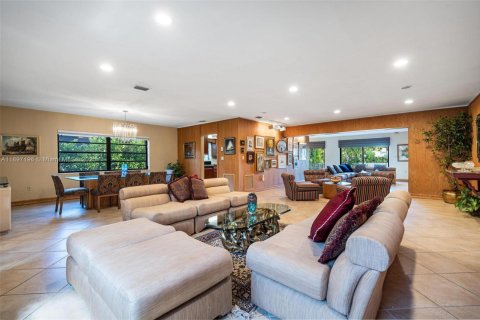 House in Miami Beach, Florida 3 bedrooms, 262.73 sq.m. № 2014733 - photo 14