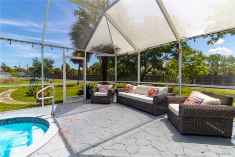House in Naples, Florida 2 bedrooms, 155.33 sq.m. № 1891995 - photo 24