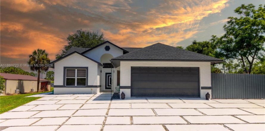 House in Naples, Florida 2 bedrooms, 155.33 sq.m. № 1891995