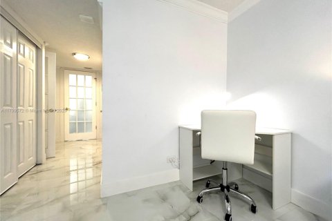 Condo in Miami Beach, Florida, 2 bedrooms  № 1888936 - photo 16