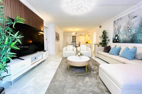 Condo in Miami Beach, Florida, 2 bedrooms  № 1888936 - photo 1
