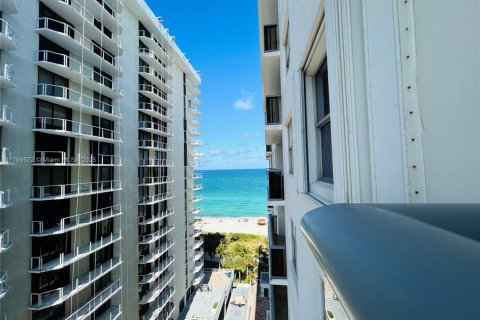 Condo in Miami Beach, Florida, 2 bedrooms  № 1888936 - photo 11