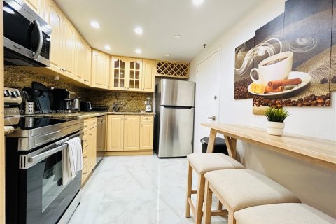Condo in Miami Beach, Florida, 2 bedrooms  № 1888936 - photo 7