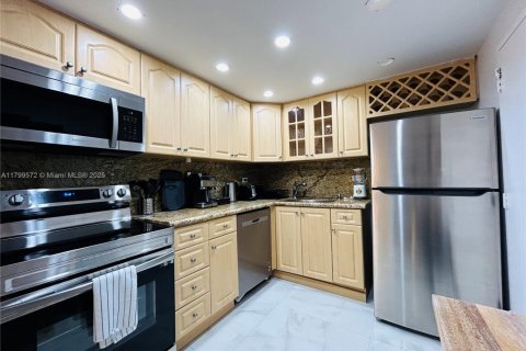 Condo in Miami Beach, Florida, 2 bedrooms  № 1888936 - photo 9