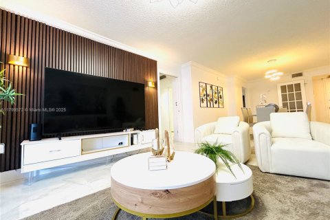 Condo in Miami Beach, Florida, 2 bedrooms  № 1888936 - photo 4