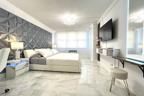 Condo in Miami Beach, Florida, 2 bedrooms  № 1888936 - photo 14