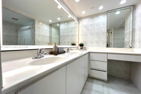 Condo in Miami Beach, Florida, 2 bedrooms  № 1888936 - photo 13