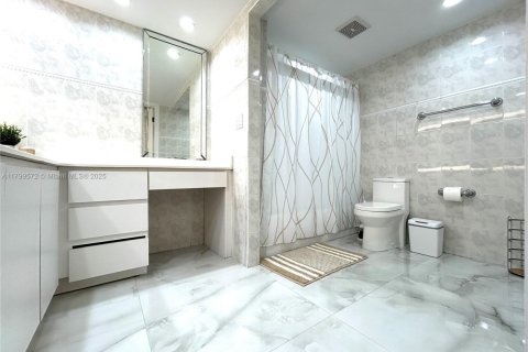 Condo in Miami Beach, Florida, 2 bedrooms  № 1888936 - photo 12