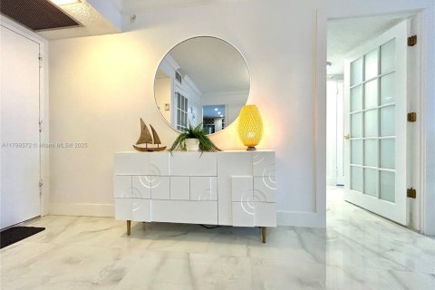 Condo in Miami Beach, Florida, 2 bedrooms  № 1888936 - photo 3