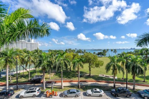 Condominio en Miami, Florida, 1 dormitorio  № 1988997