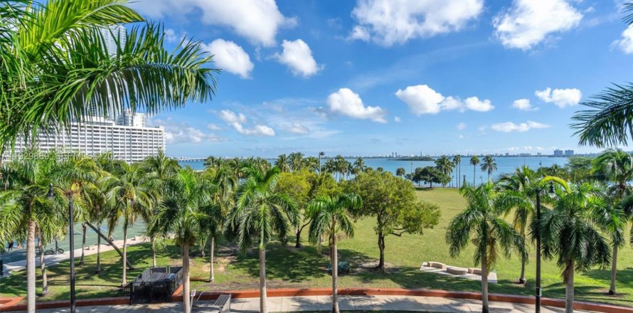 Condominio en Miami, Florida, 1 dormitorio  № 1988997