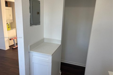 Condo in Miami, Florida, 3 bedrooms  № 2057962 - photo 2