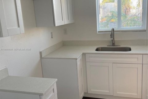 Condo in Miami, Florida, 3 bedrooms  № 2057962