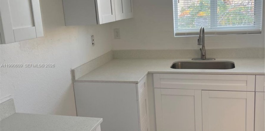 Condo in Miami, Florida, 3 bedrooms  № 2057962