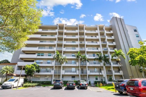 Condominio en venta en Lauderhill, Florida, 3 dormitorios, 163.51 m2 № 1119917 - foto 1