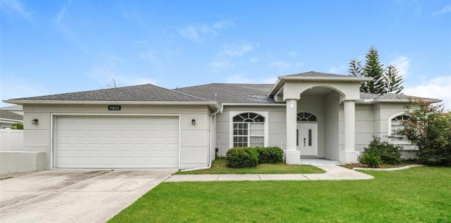 House in New Port Richey, Florida 3 bedrooms, 189.71 sq.m. № 2329903