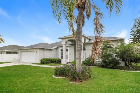 House in New Port Richey, Florida 3 bedrooms, 189.71 sq.m. № 2329903 - photo 2