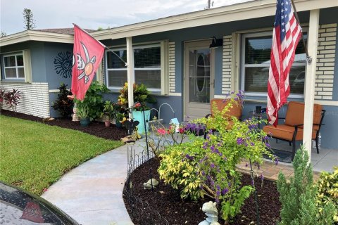 House in Saint Petersburg, Florida 4 bedrooms, 164.62 sq.m. № 2272848 - photo 4