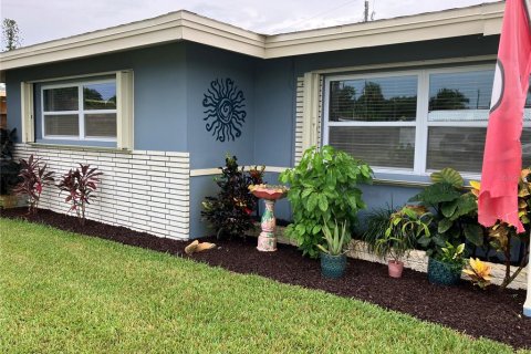 House in Saint Petersburg, Florida 4 bedrooms, 164.62 sq.m. № 2272848 - photo 5