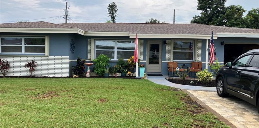 House in Saint Petersburg, Florida 4 bedrooms, 164.62 sq.m. № 2272848