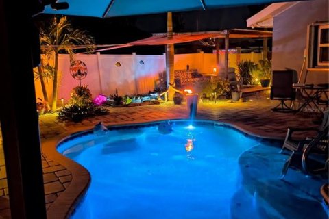 House in Saint Petersburg, Florida 4 bedrooms, 164.62 sq.m. № 2272848 - photo 2