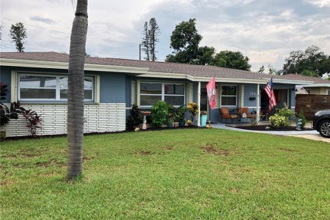 House in Saint Petersburg, Florida 4 bedrooms, 164.62 sq.m. № 2272848 - photo 3