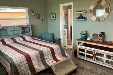 House in Saint Petersburg, Florida 4 bedrooms, 164.62 sq.m. № 2272848 - photo 22