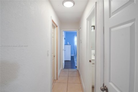 House in Hollywood, Florida 3 bedrooms, 123.19 sq.m. № 1790377 - photo 14