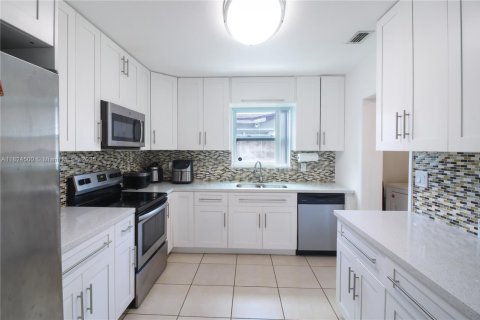 House in Hollywood, Florida 3 bedrooms, 123.19 sq.m. № 1790377 - photo 26
