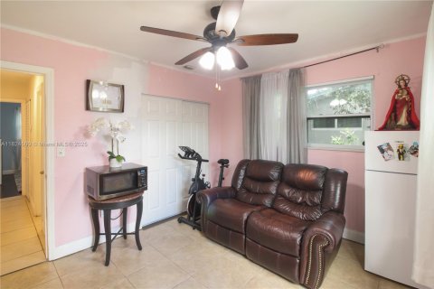 House in Hollywood, Florida 3 bedrooms, 123.19 sq.m. № 1790377 - photo 12