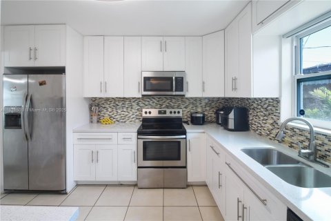 House in Hollywood, Florida 3 bedrooms, 123.19 sq.m. № 1790377 - photo 28