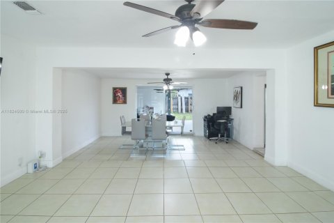 House in Hollywood, Florida 3 bedrooms, 123.19 sq.m. № 1790377 - photo 21