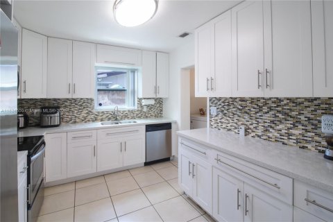 House in Hollywood, Florida 3 bedrooms, 123.19 sq.m. № 1790377 - photo 27