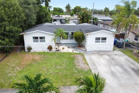 House in Hollywood, Florida 3 bedrooms, 123.19 sq.m. № 1790377 - photo 1