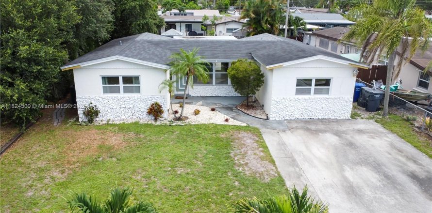 House in Hollywood, Florida 3 bedrooms, 123.19 sq.m. № 1790377