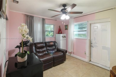 House in Hollywood, Florida 3 bedrooms, 123.19 sq.m. № 1790377 - photo 13