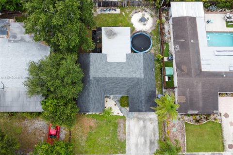 House in Hollywood, Florida 3 bedrooms, 123.19 sq.m. № 1790377 - photo 7