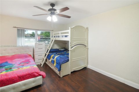 House in Hollywood, Florida 3 bedrooms, 123.19 sq.m. № 1790377 - photo 24
