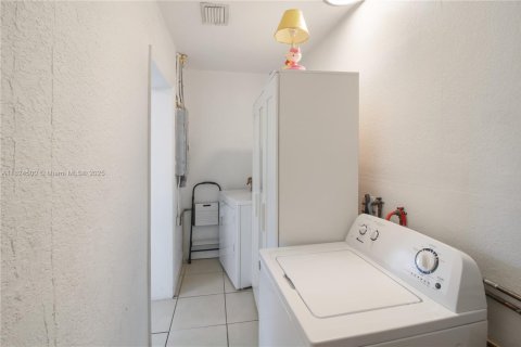 House in Hollywood, Florida 3 bedrooms, 123.19 sq.m. № 1790377 - photo 29