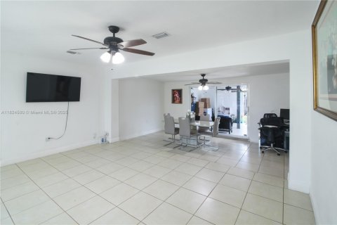 House in Hollywood, Florida 3 bedrooms, 123.19 sq.m. № 1790377 - photo 19