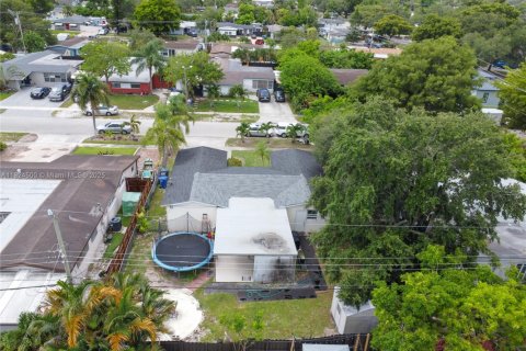 House in Hollywood, Florida 3 bedrooms, 123.19 sq.m. № 1790377 - photo 10